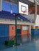 Juego de canastas de minibasket de poste central trasladables con base de 2 ruedas frontales.